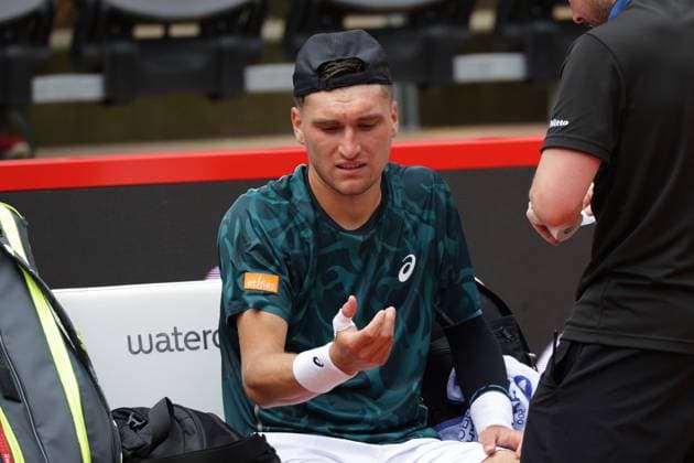 GER, Hamburg, xFSx, ATP500 Mens Tennis Tournament Bitpanda Hamburg Open 2025, Sixteenth Final 19 05 2025 Raphael Collignon BEL has injured himself and is being treated by a doctor, his hand is hurting Copyright: HMBxMedia FernandoxSoares