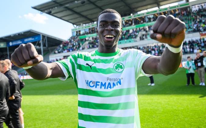 18 05 2025 Soccer Season 2024 2025 2 Soccer Bundesliga 34 Matchday SpVgg Greuther Fürth Kleeblatt Hamburger HSV Hamburg HSV Sportfoto Zink xwoxzix DFL regulations prohibit any use of photographs as image sequences and or quasi video only for editorial use Joshua Quarshie 15, SpVgg Greuther Fürth clenches fists cheers joy after end of match