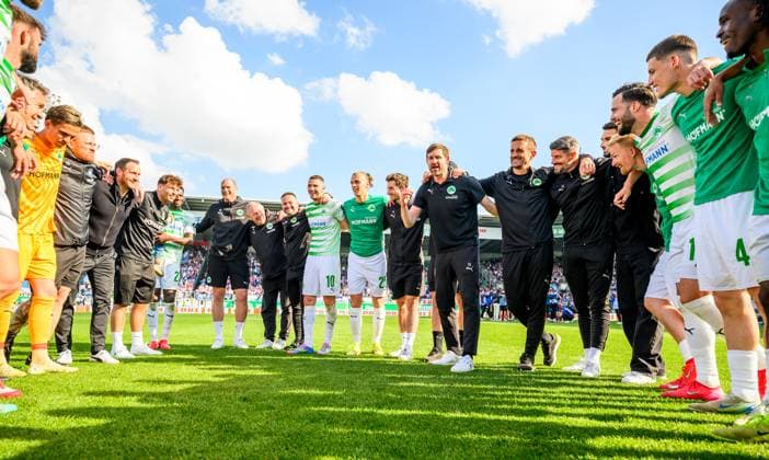 18 05 2025 Fußball Saison 2024 2025 2 Fußball Bundesliga 34 Spieltag SpVgg Greuther Fürth Kleeblatt Hamburger HSV Hamburg HSV Sportfoto Zink xwoxzix DFL regulations prohibit any use of photographs as image sequences and or quasi video only for editorial use Thomas Kleine Trainer SpVgg Greuther Fürth spricht zu Mannschaft Team nach Spielende Simon Asta 2, SpVgg Greuther Fürth Michael Schleinkofer Athletics coach SpVgg Greuther Fürth Nahuel Noll 44, SpVgg Greuther Fürth Patrick Rutte Physio SpVgg Greuther Fürth Stephan Fürstner Sports director SpVgg Greuther Fürth Dr Stefan Söllner Team doctor SpVgg Greuther Fürth Gideon Jung 23, SpVgg Greuther Fürth Benedikt Röcker Team management SpVgg Greuther Fürth Winfried Raube Bus driver SpVgg Greuther Fürth Daniel Wiegand Team coordinator Equipment manager SpVgg Greuther Fürth Branimir Hrgota 10, SpVgg Greuther Fürth Noah Loosli 25, SpVgg Greuther Fürth Florian Leimeister Athletics coach SpVgg Greuther Fürth Thomas Kleine Coach SpVgg Greuther Fürth Milorad Pekovic Co-coach SpVgg Greuther Fürth Stefan Kleineheismann Co-coach SpVgg Greuther Fürth Jomaine Consbruch 14, SpVgg Greuther Fürth Niko Gießelmann Giesselmann 17, SpVgg Greuther Fürth Daniel Kasper 40, SpVgg Greuther Fürth Noel Futkeu 9, SpVgg Greuther Fürth