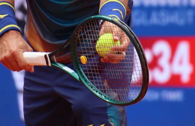 Bitpanda Hamburg Open, ATP Tournament 500, 1 round A player about to serve