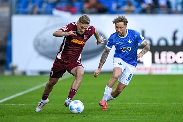 Tim Handwerker SSV Jahn Regensburg, 02 in duel with Luca Marseiler SV Darmstadt 98, 08 , GER, SV Darmstadt 98 vs SSV Jahn Regensburg, 2 Bundesliga, Soccer, Matchday 34, Season 2024 2025, 18 05 2025 DFL REGULATIONS PROHIBIT ANY USE OF PHOTOGRAPHS as IMAGE SEQUENCES and or QUASI VIDEO GER, SV Darmstadt 98 vs SSV Jahn Regensburg, 2 Bundesliga, Football, Matchday 34, Season 2024 2025, 18 05 2025 Darmstadt Copyright: xEibner-Pressefoto FlorianxWiegandx EP_FWD