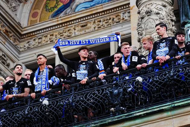 Hamburger SV on Rathausbalkon, Otto Stange Hamburger SV, 49 haelt Schal hoch GER, promotion party Hamburger SV, football, season 2024 2025, 19 05 2025 GER, promotion party Hamburger SV, football, season 2024 2025, 19 05 2025 Hamburg Copyright: xEibner-Pressefoto MarcelxvonxFehrnx EP_MFN