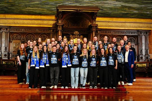 Group photo Hamburger SV women with Peter Tschentscher SPD First Mayor of Hamburg GER, Promotion party Hamburger SV, football, season 2024 2025, 19 05 2025 GER, Promotion party Hamburger SV, football, season 2024 2025, 19 05 2025 Hamburg Copyright: xEibner-Pressefoto MarcelxvonxFehrnx EP_MFN