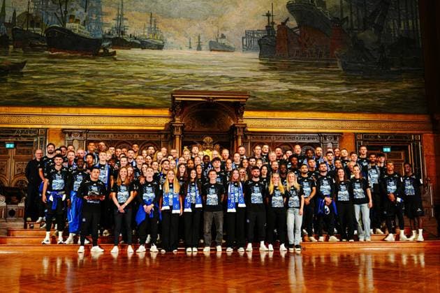 Group photo Hamburger SV women and Hamburger SV men with Peter Tschentscher SPD First Mayor of Hamburg GER, Promotion party Hamburger SV, football, season 2024 2025, 19 05 2025 GER, Promotion party Hamburger SV, football, season 2024 2025, 19 05 2025 Hamburg Copyright: xEibner-Pressefoto MarcelxvonxFehrnx EP_MFN