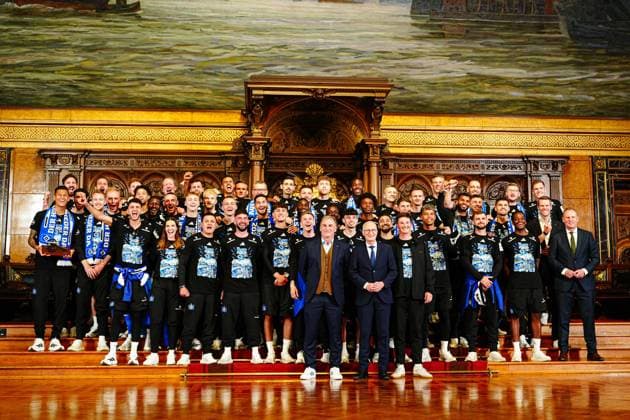 Group photo Hamburger SV with Peter Tschentscher SPD First Mayor of Hamburg GER, Promotion party Hamburger SV, football, season 2024 2025, 19 05 2025 GER, Promotion party Hamburger SV, football, season 2024 2025, 19 05 2025 Hamburg Copyright: xEibner-Pressefoto MarcelxvonxFehrnx EP_MFN