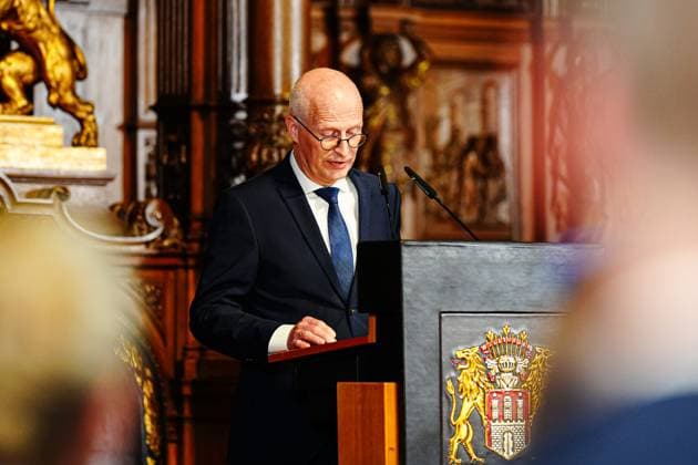 Peter Tschentscher SPD First Mayor of the City of Hamburg GER, Promotion ceremony Hamburger SV, football, 2024 2025 season, 19 05 2025 GER, Promotion ceremony Hamburger SV, football, 2024 2025 season, 19 05 2025 Hamburg Copyright: xEibner-Pressefoto MarcelxvonxFehrnx EP_MFN