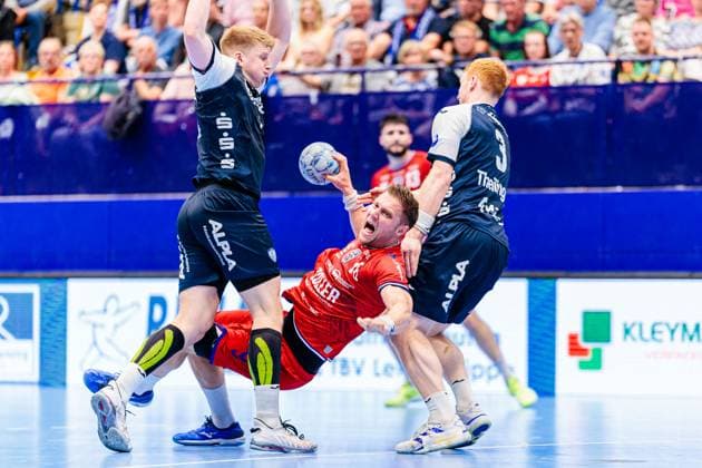 Sport Themen der Woche KW21 Sport Bilder des Tages v.l. Lukas Hutecek (TBV Lemgo Lippe, 02), Fabian Wiederstein (SG BBM Bietigheim, 18), Nicolai Theilinger (TBV Lemgo Lippe, 03) GER, TBV Lemgo Lippe vs. SG BBM Bietigheim, Handball, 1. Bundesliga, 30. Spieltag, Spielzeit 2024 2025, 19.05.2025 GER, TBV Lemgo Lippe vs. SG BBM Bietigheim, Handball, 1. Bundesliga, 30. Spieltag, Spielzeit 2024 2025, 19.05.2025 Lemgo *** v l Lukas Hutecek TBV Lemgo Lippe, 02 , Fabian Wiederstein SG BBM Bietigheim, 18 , Nicolai Theilinger TBV Lemgo Lippe, 03 GER, TBV Lemgo Lippe vs SG BBM Bietigheim, Handball, 1 Bundesliga, Matchday 30, Season 2024 2025, 19 05 2025 GER, TBV Lemgo Lippe vs SG BBM Bietigheim, Handball, 1 Bundesliga, Matchday 30, Season 2024 2025, 19 05 2025 Lemgo Copyright: xEibner-Pressefoto JanxRollingerx EP_JSK