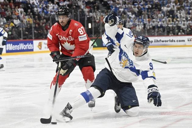 Sidney Crosby (L) of Canada vies with Juho Lammikko of Finland during the 2025 IIHF Ice hockey, Eishockey World Championships preliminary round group A match between Canada and Finland in Stockholm on May 19, 2025. Stockholm Sweden LKFTJK20250519212802BJXP  Copyright: xVesaxMoilanenx LKFTJK20250519212802BJXP
