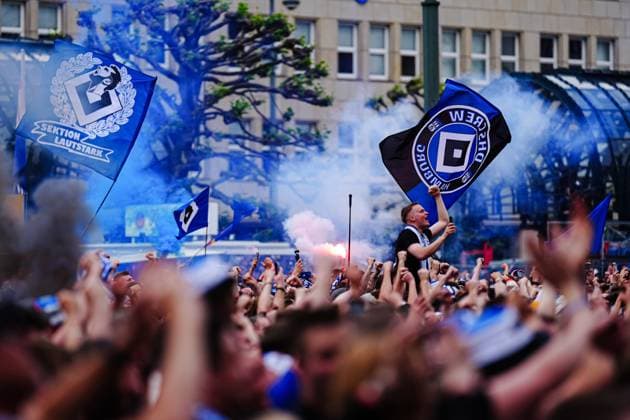 Fans with flags on Rathausmarkt GER, Hamburger SV promotion party, football, 2024 2025 season, 19 05 2025 GER, Hamburger SV promotion party, football, 2024 2025 season, 19 05 2025 Hamburg Copyright: xEibner-Pressefoto MarcelxvonxFehrnx EP_MFN