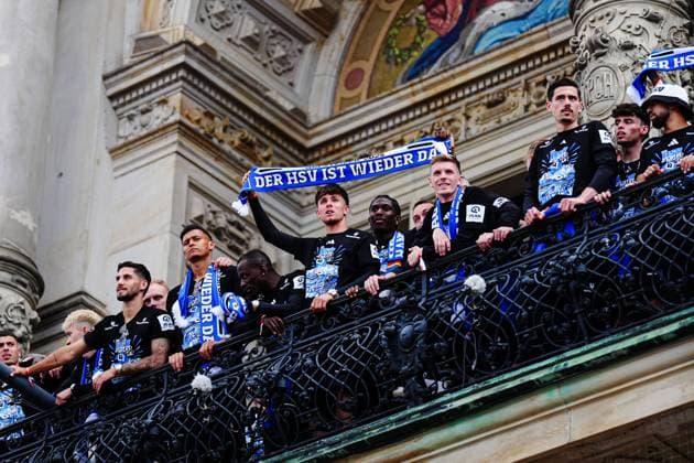 Hamburger SV on Rathausbalkon, Otto Stange Hamburger SV, 49 haelt Schal hoch GER, promotion party Hamburger SV, football, season 2024 2025, 19 05 2025 GER, promotion party Hamburger SV, football, season 2024 2025, 19 05 2025 Hamburg Copyright: xEibner-Pressefoto MarcelxvonxFehrnx EP_MFN