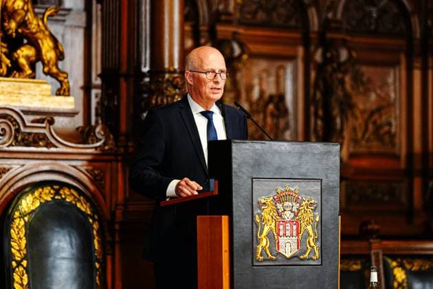 Peter Tschentscher SPD First Mayor of the City of Hamburg GER, Promotion ceremony Hamburger SV, football, 2024 2025 season, 19 05 2025 GER, Promotion ceremony Hamburger SV, football, 2024 2025 season, 19 05 2025 Hamburg Copyright: xEibner-Pressefoto MarcelxvonxFehrnx EP_MFN