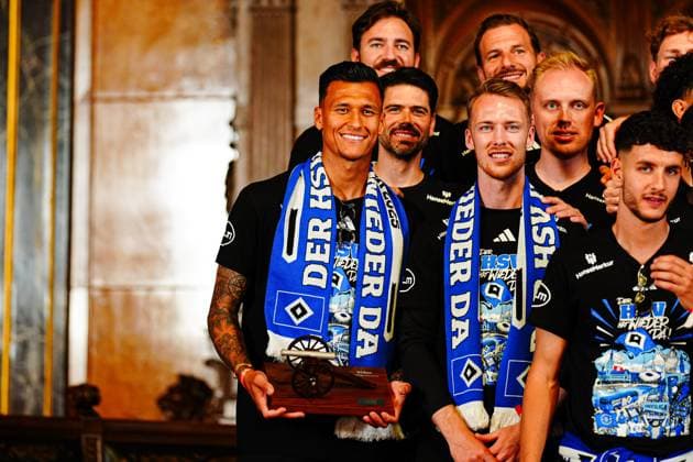 Davie Selke Hamburger SV, 27 with Torjaegerkanone GER, promotion party Hamburger SV, football, season 2024 2025, 19 05 2025 GER, promotion party Hamburger SV, football, season 2024 2025, 19 05 2025 Hamburg Copyright: xEibner-Pressefoto MarcelxvonxFehrnx EP_MFN