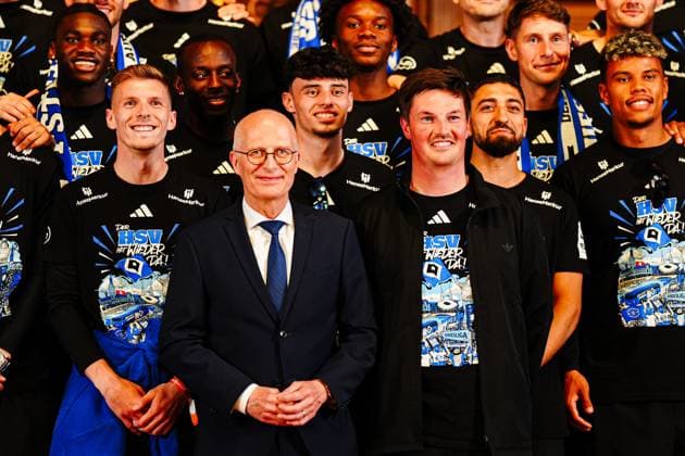 Peter Tschentscher SPD First Mayor of the City of Hamburg and Merlin Polzin Hamburger SV, coach GER, promotion party Hamburger SV, football, 2024 2025 season, 19 05 2025 GER, promotion party Hamburger SV, football, 2024 2025 season, 19 05 2025 Hamburg Copyright: xEibner-Pressefoto MarcelxvonxFehrnx EP_MFN