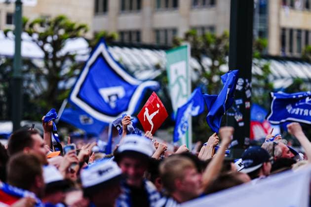 Fan holding up sign with Bundesliga logo GER, Promotion party Hamburger SV, Football, Season 2024 2025, 19 05 2025 GER, Promotion party Hamburger SV, Football, Season 2024 2025, 19 05 2025 Hamburg Copyright: xEibner-Pressefoto MarcelxvonxFehrnx EP_MFN