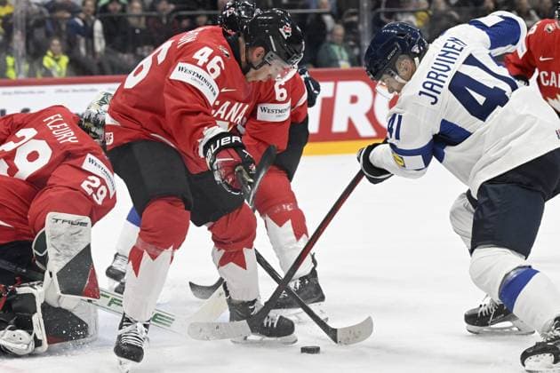 Jan-Mikael Järvinen (R) of Finland fights for the puck with Jared Spurgeon of Canada in front of Canadian goalkeeper Marc-Andre Fleury during the 2025 IIHF Ice hockey, Eishockey World Championships preliminary round group A match between Canada and Finland in Stockholm on May 19, 2025. Stockholm Sweden LKFTJK20250519214816LLZB  Copyright: xVesaxMoilanenx LKFTJK20250519214816LLZB