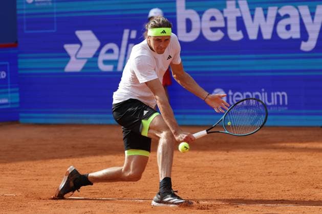GER, Hamburg, xFSx, ATP 500 , mens tennis tournament Bitpanda Hamburg Open 2025, sixteenth final 19 05 2025 Alexander Zverev GER plays a backhand Copyright: HMBxMedia FernandoxSoares