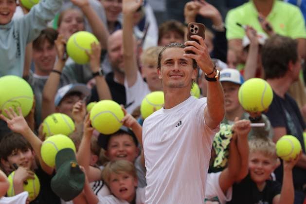 Sport Themen der Woche KW21 Sport Bilder des Tages GER, Hamburg, xFSx, ATP, Tennis Herren 500 , Herren-Tennistunier Bitpanda Hamburg Open 2025, Sechzehntelfinale 19.05.2025 Alexander Zverev (GER) macht selfies mit dem Publikum *** GER, Hamburg, xFSx, ATP 500 , Mens Tennis Tournament Bitpanda Hamburg Open 2025, Sixteenth Final 19 05 2025 Alexander Zverev GER takes selfies with the audience Copyright: HMBxMedia FernandoxSoares