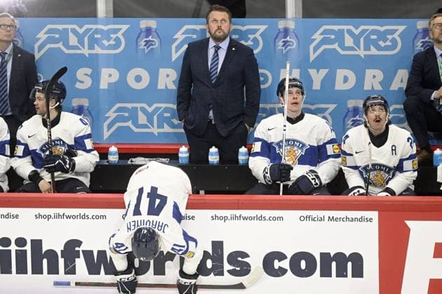Sport Bilder des Tages Jan-Mikael Järvinen (front) of Finland streches while head coach Antti Pennanen (C) reacts during the 2025 IIHF Ice hockey, Eishockey World Championships preliminary round group A match between Canada and Finland in Stockholm on May 19, 2025. Stockholm Sweden LKFTJK20250519221627BEVO  Copyright: xVesaxMoilanenx LKFTJK20250519221627BEVO