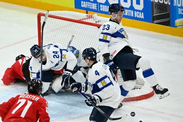STOCKHOLM, SWEDEN 20250519 Canada s Bo Horvat, Finland s Hannes Bjorninen and Finland s Nikolas Matinpalo in Finland s Juuse Saros s goal during the IIHF Ice Hockey World Championship group A match between Canada and Finland at Avicii Arena in Stockholm, Sweden, on May 19, 2025 STOCKHOLM SWEDEN x10080x  Copyright: xFredrikxSandberg TTx ICE HOCKEY WC CANADA-FINLAND