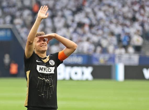 18 05 2025, Football, Men, 2 Bundesliga, Season 2024 2025, FC Schalke 04 SV 07 Elversberg, Robin Fellhauer SV 07 Elversberg waves to the fans in Gelsenkirchen Veltins Arena Nordrhein Westfalen Germany EN Copyright: xFabianxKleerx