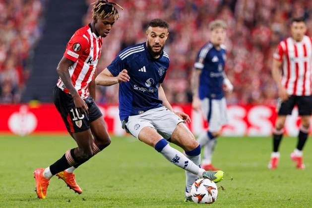 BILBAO, SPAIN MAY 1 Noussair Mazraoui of Manchester United R plays against Nico Williams of Athletic Club L during the UEFA Europa League 2024 25 Semi Final First Leg match between Athletic Bilbao and Manchester United at San Mames Stadium on May 1, 2025 in Bilbao, Spain Bilbao San Mames Stadium Spain Copyright: xJustPictures.ch MaciejxRogowskix jp-en-EuSpIm-MAC_Athletic_M.United_01May2025_ES308