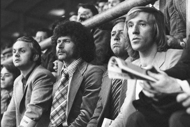 Archivbilder der Woche SPORT KW21 Paul BREITNER (2.v.l.) und Guenter (Günter) NETZER (re.) auf der Tribuene. Fussball UEFA-Cup, Finale Hinspiel, Borussia VfL Moenchengladbach (MG) - FC Twente Enschede, Endstand 0-0, am 07.05.1975, im Rheinstadion in Duesseldorf Deutschland. Â *** Paul BREITNER 2 v l and Guenter Günter NETZER right on the stand Football UEFA Cup, Final first leg, Borussia VfL Moenchengladbach MG FC Twente Enschede, final score 0 0, on 07 05 1975, at the Rheinstadion in Duesseldorf Germany Â