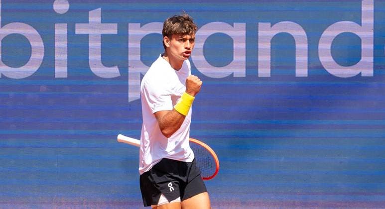 20 05 2025, ATP 500, Tennis, Men, Hamburg Open, Hamburg, 1 round, Vitaly Sachko Ukraine Flavio Cobolli Italy Flavio Cobolli Italy cheers Hamburg Tennis Stadium Am Rothenbaum Hamburg Germany