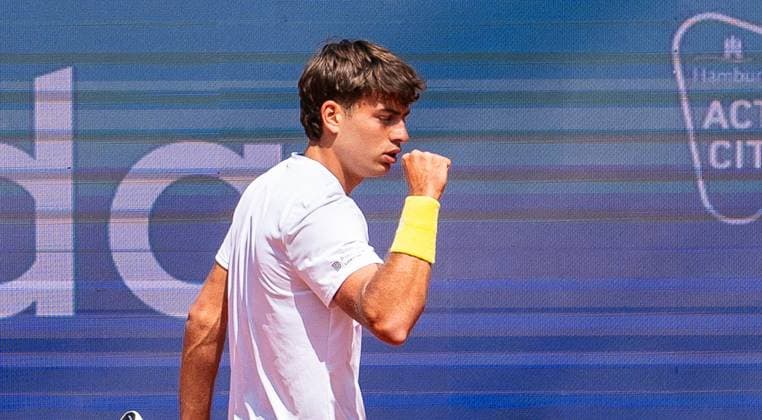 20 05 2025, ATP 500, Tennis, Men, Hamburg Open, Hamburg, 1 round, Vitaly Sachko Ukraine Flavio Cobolli Italy Flavio Cobolli Italy cheers Hamburg Tennis Stadium Am Rothenbaum Hamburg Germany