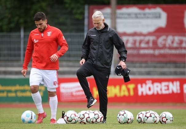 180525 Greifswald Mecklenburg Vorpommern Sport Football Hallescher FC Halle HFC Regionalliga Nordost 4 Liga Männer Season 2024 2025 34 last matchday Greifswalder FC Hallescher FC 0 4 Berk Inaler Hallescher FC Mark Zimmermann Coach Hallescher FC