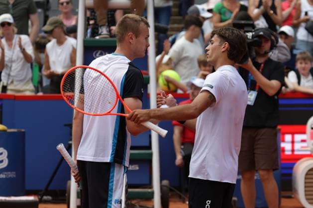 GER, Hamburg, xFSx, ATP 500 , mens tennis tournament Bitpanda Hamburg Open 2025, sixteenth final 20 05 2025 Vitaliy Sachko UKR congratulates Flavio Cobolli ITA on his victory Copyright: HMBxMedia FernandoxSoares