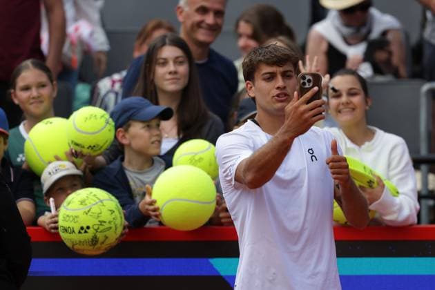 GER, Hamburg, xFSx, ATP 500 , mens tennis tournament Bitpanda Hamburg Open 2025, sixteenth final 20 05 2025 Flavio Cobolli ITA takes selfies with the fans Copyright: HMBxMedia FernandoxSoares