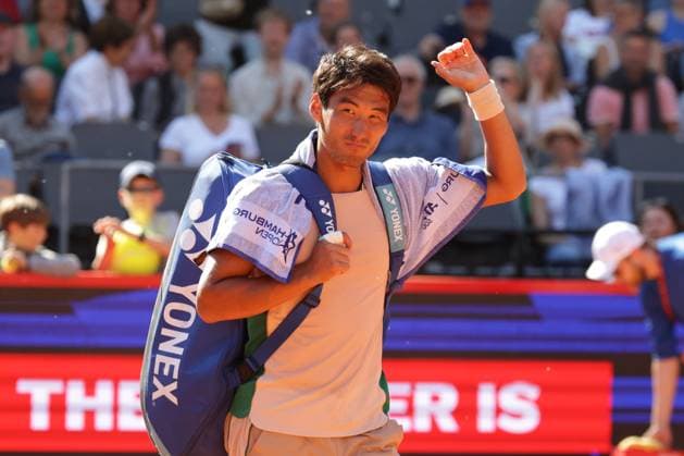 GER, Hamburg, xFSx , ATP 500 , Mens Tennis Tournament Bitpanda Hamburg Open 2025, Sixteenth Final 20 05 2025 Yunchaokete Bu CHN says goodbye to the audience Copyright: HMBxMedia FernandoxSoares