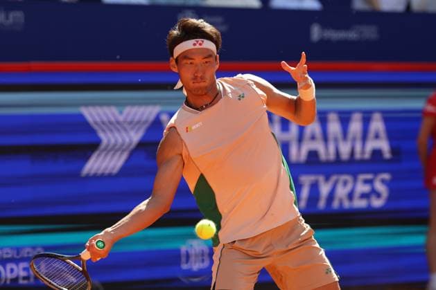 GER, Hamburg, xFSx , ATP 500 , Mens Tennis Tournament Bitpanda Hamburg Open 2025, Sixteenth Final 20 05 2025 Yunchaokete Bu CHN plays a forehand Copyright: HMBxMedia FernandoxSoares