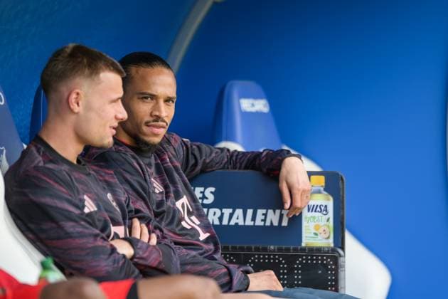 Soccer, 1 Bundesliga, 20250517, TSG 1899 Hoffenheim FC Bayern Munich In the picture from l Gabriel VIDOVIC Bayern, 24 , Leroy SANE Bayern, 10 Change board on bench Players bench Substitute bench Sinsheim PreZero Arena Baden Württemberg Germany Copyright: Passion2Press MarkusxFischerx