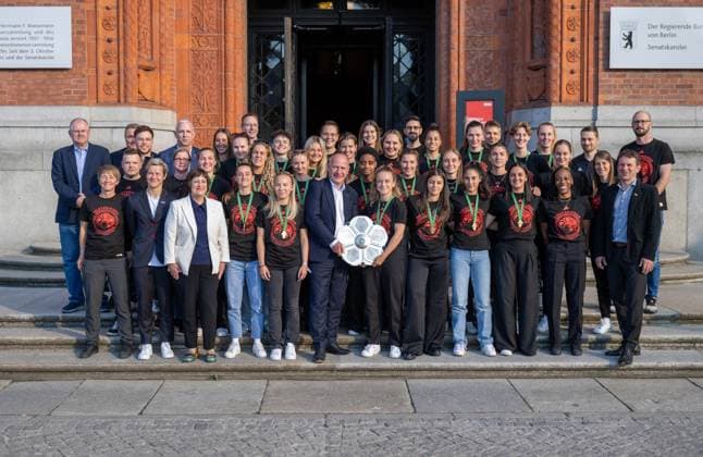 Soccer, Women, Season 2024 2025, 2 Womens Bundesliga, 1 FC Union Berlin, the promoted women in the 1 Bundesliga are received in the Red City Hall by Kai Wegner Governing Mayor of Berlin, in the picture from left Berlins Governing Mayor Kai Wegner and Lisa Heiseler 1 FC Union with the championship trophy, 20 05 2025, Copyright: xMatthiasxKochx