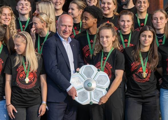 Soccer, Women, Season 2024 2025, 2 Womens Bundesliga, 1 FC Union Berlin, the promoted women in the 1 Bundesliga are received in the Red City Hall by Kai Wegner Governing Mayor of Berlin, in the picture from left Berlins Governing Mayor Kai Wegner and Lisa Heiseler 1 FC Union with the championship trophy, 20 05 2025, Copyright: xMatthiasxKochx