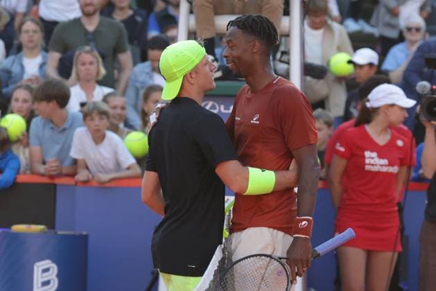 GER, Hamburg, xFSx , ATP 500 , Mens Tennis Tournament Bitpanda Hamburg Open 2025, Sixteenth Final 20 05 2025 Gael Monfils FRA congratulates Alejandro Davidovich Fokina ESP on his victory Copyright: HMBxMedia FernandoxSoares