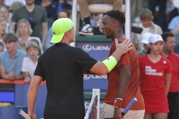 GER, Hamburg, xFSx , ATP 500 , Mens Tennis Tournament Bitpanda Hamburg Open 2025, Sixteenth Final 20 05 2025 Gael Monfils FRA congratulates Alejandro Davidovich Fokina ESP on his victory Copyright: HMBxMedia FernandoxSoares