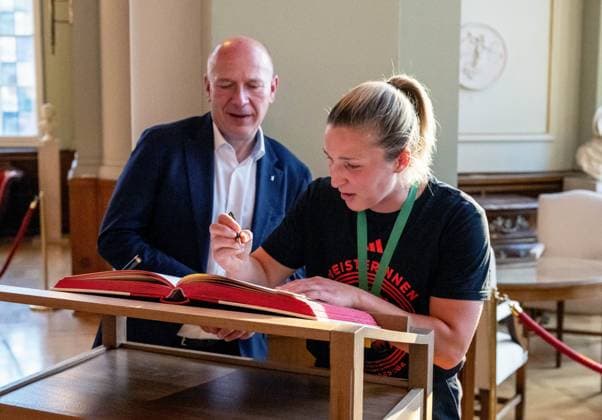 Soccer, Women, Season 2024 2025, 2 Womens Bundesliga, 1 FC Union Berlin, the promoted women in the 1 Bundesliga are received in the Red City Hall by Kai Wegner Governing Mayor of Berlin, in the picture from left Berlins Governing Mayor Kai Wegner, Dina Orschmann 1 FC Union signs the guest book of the City of Berlin in the Säulensaal, 20 05 2025, Copyright: xMatthiasxKochx