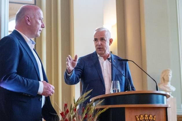 Soccer, Women, Season 2024 2025, 2 Womens Bundesliga, 1 FC Union Berlin, the promoted women in the 1 Bundesliga are received in the Red City Hall by Kai Wegner Governing Mayor of Berlin, in the picture from left Berlins Governing Mayor Kai Wegner, President Dirk Zingler 1 FC Union , 20 05 2025, Copyright: xMatthiasxKochx