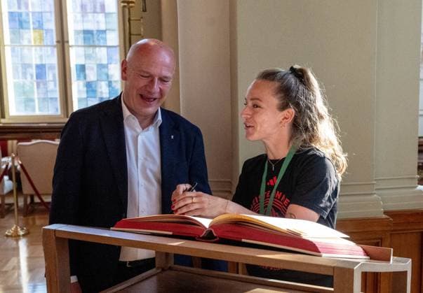 Soccer, Women, Season 2024 2025, 2 Womens Bundesliga, 1 FC Union Berlin, the promoted women in the 1 Bundesliga are received in the Red City Hall by Kai Wegner Governing Mayor of Berlin, in the picture from left Berlins Governing Mayor Kai Wegner, Lisa Heiseler 1 FC Union signs the guest book of the City of Berlin in the Säulensaal, 20 05 2025, Copyright: xMatthiasxKochx