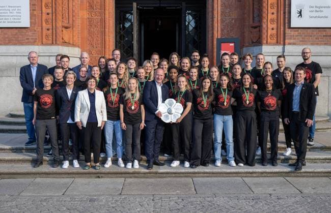 Soccer, Women, Season 2024 2025, 2 Womens Bundesliga, 1 FC Union Berlin, the promoted women in the 1 Bundesliga are received in the Red City Hall by Kai Wegner Governing Mayor of Berlin, in the picture from left Berlins Governing Mayor Kai Wegner and Lisa Heiseler 1 FC Union with the championship trophy, 20 05 2025, Copyright: xMatthiasxKochx