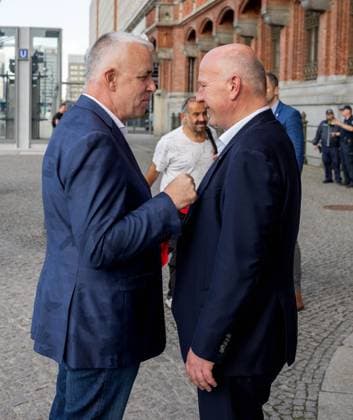 Soccer, Women, Season 2024 2025, 2 Womens Bundesliga, 1 FC Union Berlin, the promoted women in the 1 Bundesliga are received in the Red City Hall by Kai Wegner Governing Mayor of Berlin, in the picture from l President Dirk Zingler 1 FC Union , Berlins Governing Mayor Kai Wegner, 20 05 2025, Copyright: xMatthiasxKochx