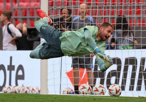 May 20, 2025, Bilbao, Catalogna, Spagna: During training the day before the Europa League Final 2024 25 on 20 05 2025 in Bilbao, between the English teams Manchester United, ManU vs Tottenham at the San MamoÂ¨s stadium.In Photo: Alfie Whiteman of FC Tottenham Hotspur Bilbao Spagna - ZUMAs236 20250520_aap_s236_025 Copyright: xFabioxSassox