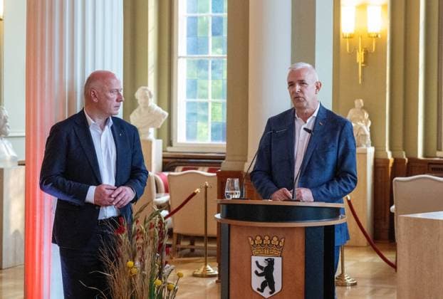 Soccer, Women, Season 2024 2025, 2 Womens Bundesliga, 1 FC Union Berlin, the promoted women in the 1 Bundesliga are received in the Red City Hall by Kai Wegner Governing Mayor of Berlin, in the picture from left Berlins Governing Mayor Kai Wegner, President Dirk Zingler 1 FC Union , 20 05 2025, Copyright: xMatthiasxKochx