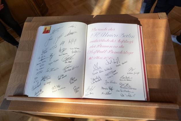 Soccer, Women, Season 2024 2025, 2 Womens Bundesliga, 1 FC Union Berlin, the promoted women in the 1 Bundesliga are received in the Red City Hall by Kai Wegner Governing Mayor of Berlin, in the picture the team signed the guest book of the city of Berlin in the Säulensaal, 20 05 2025, Copyright: xMatthiasxKochx