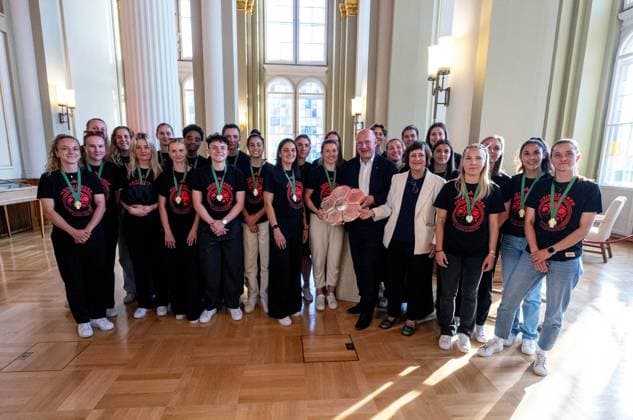 Soccer, Women, Season 2024 2025, 2 Womens Bundesliga, 1 FC Union Berlin, the promoted women in the 1 Bundesliga are received in the Red City Hall by Kai Wegner Governing Mayor of Berlin, in the picture from left Katja Orschmann 1 FC Union , Berlins Governing Mayor Kai Wegner and State Secretary for Sport Franziska Becker with the championship trophy, 20 05 2025, Copyright: xMatthiasxKochx