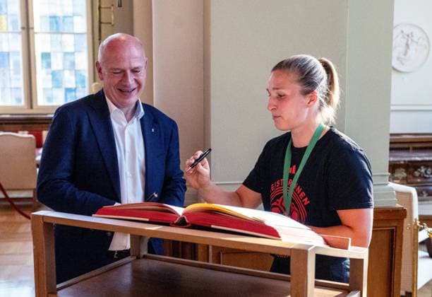 Soccer, Women, Season 2024 2025, 2 Womens Bundesliga, 1 FC Union Berlin, the promoted women in the 1 Bundesliga are received in the Red City Hall by Kai Wegner Governing Mayor of Berlin, in the picture from left Berlins Governing Mayor Kai Wegner, Dina Orschmann 1 FC Union signs the guest book of the City of Berlin in the Säulensaal, 20 05 2025, Copyright: xMatthiasxKochx