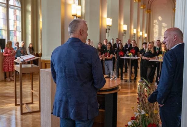 Soccer, Women, Season 2024 2025, 2 Womens Bundesliga, 1 FC Union Berlin, the promoted women in the 1 Bundesliga are received in the Red City Hall by Kai Wegner Governing Mayor of Berlin, in the picture from l President Dirk Zingler 1 FC Union , Berlins Governing Mayor Kai Wegner, 20 05 2025, Copyright: xMatthiasxKochx
