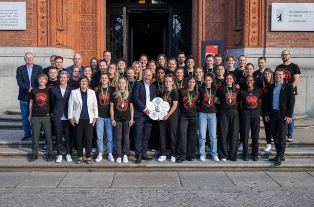 Soccer, Women, Season 2024 2025, 2 Womens Bundesliga, 1 FC Union Berlin, the promoted women in the 1 Bundesliga are received in the Red City Hall by Kai Wegner Governing Mayor of Berlin, in the picture joint photo of the team and the mayor, Berlins governing mayor Kai Wegner and Lisa Heiseler 1 FC Union with the championship trophy, 20 05 2025, Copyright: xMatthiasxKochx